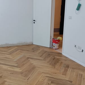 רצפת פרקט עץ בהתקנה בחדר ריק