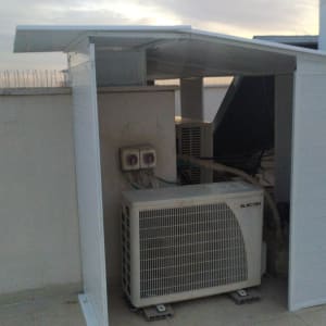 כיסוי אלומיניום למזגן על גג בניין