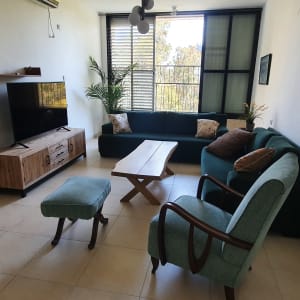 סלון מסודר עם רצפה נקייה ורהיטים מאורגנים