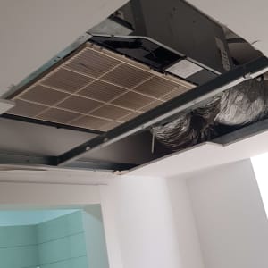 תקרת גבס פתוחה עם מערכת מיזוג אוויר חשופה