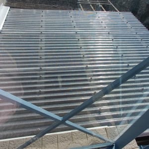 גג פלסטיק גלי עם מסגרת מתכת כחולה