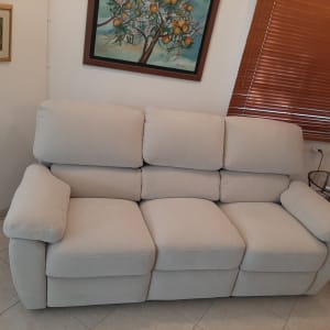 ספה מרופדת בצבע בהיר עם כריות ישיבה