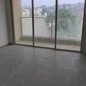 רצפה מלוכלכת עם סימני לכלוך ליד חלון זכוכית