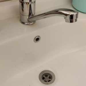 ברז כרום וכיור לבן עם ניקוז