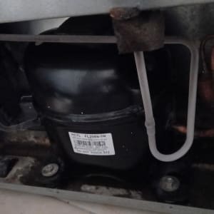 מדחס מקרר עם צינורות נחושת וחיבורים