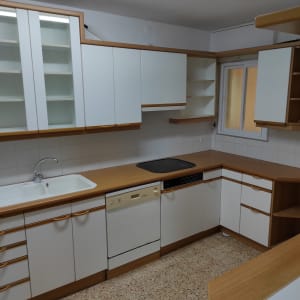 מטבח נקי עם כיור וברז, ארונות ריקים