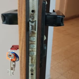 מנעול דלת עם מפתחות תלויים על ידית