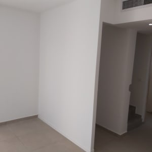 קיר גבס לבן עם פינת מעבר