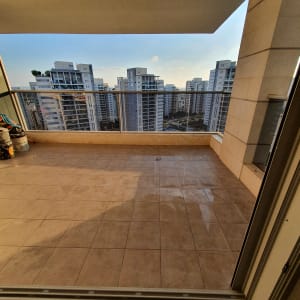 מרפסת עם רצפה רטובה ודלי ניקוי בפינה