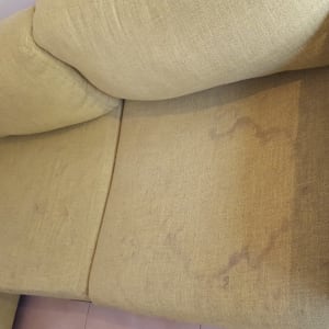 כתמים על ספה בצבע בז