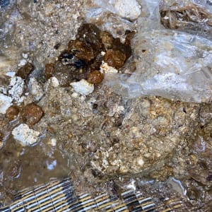 חומרים רטובים ומלוכלכים על רצפה, שקית פלסטיק