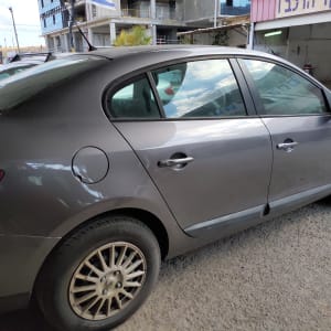 מכונית אפורה עם דלתות צד וגלגלים