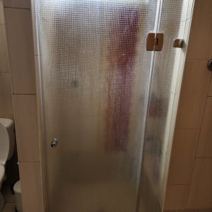 דלת זכוכית מחוספסת של מקלחת עם ידית מתכת