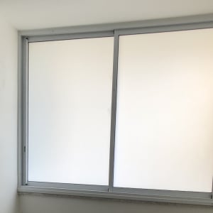 חלון אלומיניום עם מסגרת לבנה