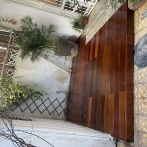 רצפת עץ בגינה עם צמחייה מסביב