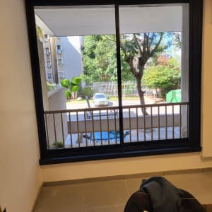 חלון אלומיניום שחור עם מסגרת וחלון זכוכית