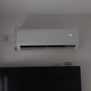 מזגן קיר עם תצוגת טמפרטורה 28 מעלות