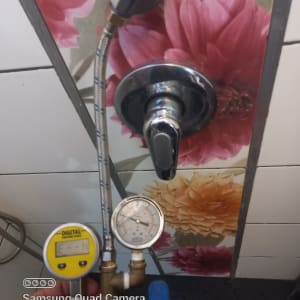 מד לחץ דיגיטלי ומד אנלוגי לבדיקת נזילות