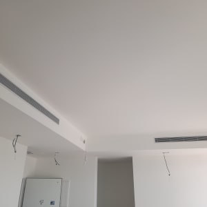 תקרת גבס עם חוטי חשמל תלויים