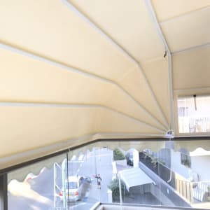 סוככים בצבע בז