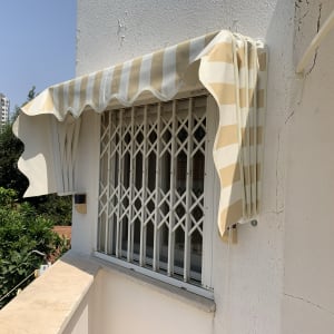 סוכך פסים בצבעי בז