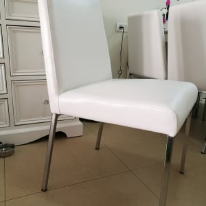 כיסא מרופד בלבן עם רגלי מתכת