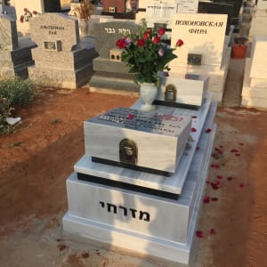 מצבות עם פרחים ואבנים בבית קברות