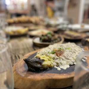 מנת חציל עם רוטב על מגש עץ