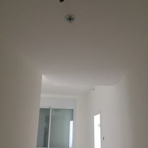 תקרה עם חוטי חשמל חשופים וגבס