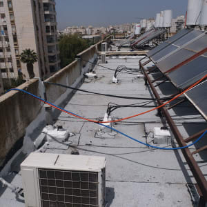 גג עם צינורות ואיטום סביב חיבורים