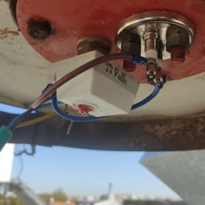 חיבורים חשמליים בתחתית דוד שמש עם כבלים וצינורות