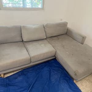 ספה אפורה עם כתמים על בד כחול