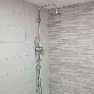 מקלחת חדשה עם אריחים אפורים וברז מודרני