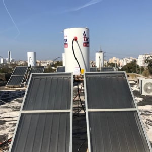 דוד שמש עם קולטים על גג בניין