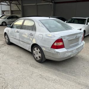 מכונית עם סימני שיוף לקראת צביעה מחדש