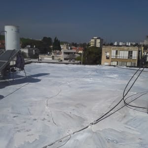 גג אטום בחומר לבן עם כבלים חשמליים