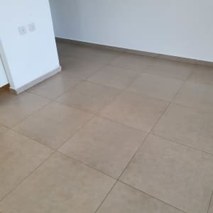 רצפה נקייה עם אריחים בהירים