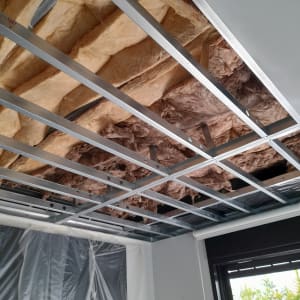 תקרת גבס עם בידוד וצינורות מתכת