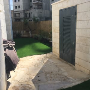 דשא סינתטי, צמחים ושטח גינון קטן