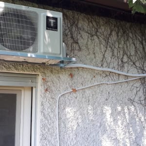 יחידת מיזוג אוויר מותקנת על קיר חיצוני