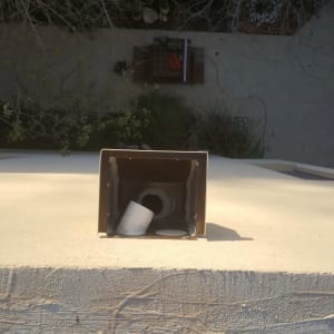 פתח ניקוז על גג עם צינור מתכת