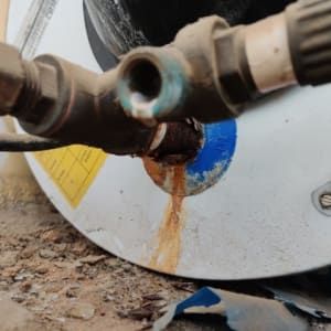 שסתום חלוד על דוד שמש עם סימני חלודה