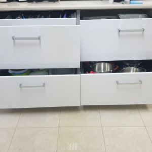 מגירות מטבח פתוחות עם סירים וכלי פלסטיק