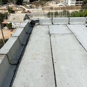 גג אטום עם יריעות ביטומניות ואיטום חיבורים