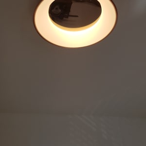 תאורה עגולה מותקנת בתקרה עם אור חם