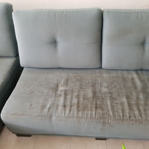 ספה עם כתמים כהים על המושב