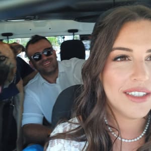 איפור עיניים עדין ושיער גלי חום