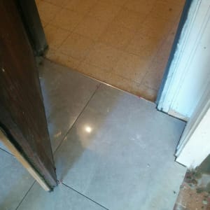 ריצוף חדש מותקן עם אריחים מבריקים