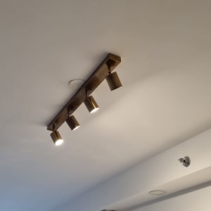 תאורת תקרה עם ארבעה פנסים מותקנים