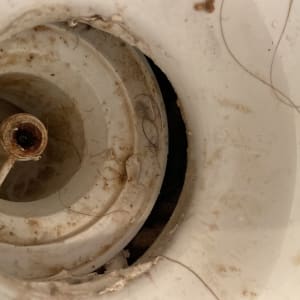 ניקוז כיור מלוכלך עם שיער ולכלוך